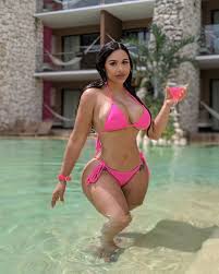 Someone photoshop an island behind me anyways do you guys prefer bikinis or monokinis? Miss Peru Fiorella Castaneda