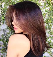 The hair is fine and smooth in texture and creates a sleek look when parted in the middle. 27 Elegant Medium Straight Hairstyles Look Phenomenal Now