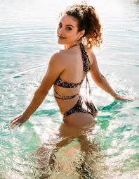 Sofie Dossi - Free pics, galleries & more at Babepedia