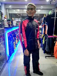 Untuk menanggulangi semua permasalahan yang menghambat aktivitas tersebut kita perlu mempersiapkan diri menyambut musim hujan. Bikezon88 Arai Heavy Duty Raincoat Racing Baju Hujan Facebook