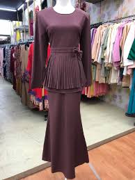 Terdapat banyak sekali kerajinan tangan berbahan kancing baju. Kurung Moden Kipas