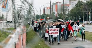 A rendőrök azt állították, a férfi ittas volt, ezt azonban a belarusz média vitatta egy névtelenséget kérő orvos nyilatkozatára hivatkozva, aki azt mondta, a rendőrség közleményével szemben egyáltalán nem. Az Ujev Elso Lukasenka Ellenes Tuntetesen Belaruszban Az Ujsagirok Mellett Is Kialltak Merce