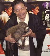 笑福亭仁鶴さん 「四角い仁鶴がまぁーるくおさめまっせ～」のフレーズでおなじみの 落語家 笑福亭仁鶴 （しょうふくてい・にかく、本名岡本武士〈おかもと・たけし〉）さんが17日、 骨髄異形成症候群 のため死去した。 84歳だった。 J 6v1zz8ip Dym