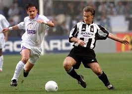 Будучи капитаном сборной франции, привёл её к победам на чемпионате мира 1998 и чемпионате европы 2000. Vydayushijsya Francuzskij Futbolist I Trener Dide Desham