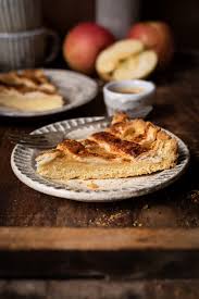 Statt mit einer glatten teigdecke belege ich den apfelkuchen auch gerne mal mit streuseln. Apfelkuchen Rezept Mit Apfelmus Und Blatterteiggitter Kochmadchen De