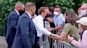 D er französische präsident emmanuel macron hat sich am dienstagabend selbst zu dem vorfall geäußert, bei dem er im département drôme von einem mann geohrfeigt worden war. Frankreichs Prasident Macron Kassiert Ohrfeige Zwei Festnahmen Video Stern De