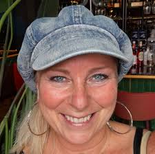 Camilla Koevoets is vandaag jarig! Gefeliciflapstaart! Op deze feestelijke  dag een interview dat vijf jaar geleden in het AD verscheen:  http://connyvandenbor.nl/2013/06/29/zonder-sjoempie-geen-leven/#more-555