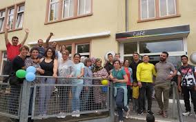 Tanzen und einander die Hände reichen