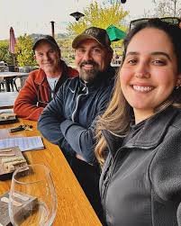 Roberto Larsen's Instagram, Twitter & Facebook