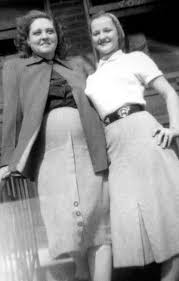Играет саму себя, хроника, в титрах не указан. A Young Gladys Love Smith Presley Her Parents Were Robert And Doll Smith Elvis Presley Elvis Presley Family Elvis