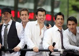 Fue recién en 1996 que debutó en el cine. Beso Gay En Un Concierto De Los New Kids On The Block Ambiente G