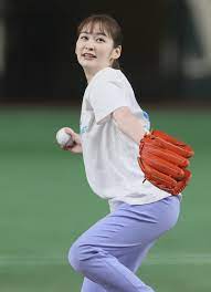 岩田絵里奈アナが始球式でワンバン投球 「スッキリポーズ」も披露 - サンスポ