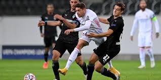 Real madrid were flying and modric was unlucky not to have made it three off a cross from lucas vazquez, as the croatia international's shot glanced off the real madrid remained in control to start the second stanza, so gladbach had no other option but to commit more numbers forward in hopes of. Real Madrid Vs Borrusia Horario Fecha Donde Ver Online Canal De Tv Partido Champions League Champions League Futbolred
