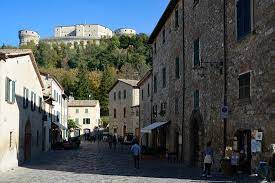 The old village is situated on a huge boulder around impassable, behind the republic of san marino. Il Forte Di San Leo Visto Dalla Piazzetta Principale Del Borgo Bild Von Forte Di San Leo Tripadvisor