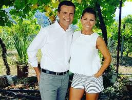 Siga a revista vip no instagram. Sonia Araujo E Jorge Gabriel Andaram A Distribuir Abracos Gratis No Porto Foto