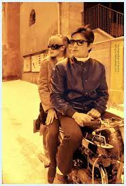 klasicke odstiny na motocyklu alain delon a marianne faithfull predstavuji pro svuj film 1968 the girl on a moto alain delon marianne faithfull male portrait