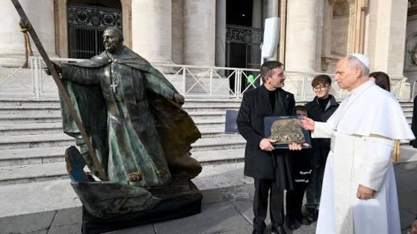 León XIV recibe a los artistas y sus símbolos de fraternidad - Vatican News