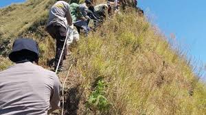 Film semi indonesia no sensor | bebas bercinta inneke koesherawati & ibra azhari full movie. Foto Evakuasi Jasad Thoriq Di Gunung Piramid Tim Sar Gunakan Cara Ini Agar Jenazah Bisa Berpindah Tribun Manado