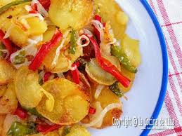 Ponemos las patatas cocidas en una fuente para hornear y mezclamos el sofrito de cebolla y pimiento que habíamos reservado. Patatas A Lo Pobre Al Estilo Andaluz 2020