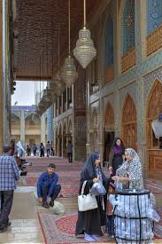 The fars news agency is a news agency in iran. Iraner Entfernen Ihre Schuhe Bevor Sie Moschee Shiraz Ir Betreten Redaktionelles Stockbild Bild Von Moslems Gebete 102033984