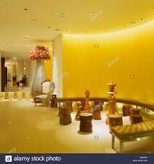It's nice to walk into a home with plenty of room to remove outdoor wear and shoes. Seating Area Und Eingang Foyer Entworfen Von Philippe Starck St Martins Lane Hotel London Stockfotografie Alamy