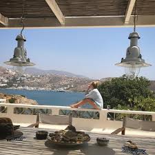 Η σμαράγδα καρύδη ήταν από τις πρώτες που έμεινε… σπίτι λόγω του κορονοϊού και μέσα από τα social media, έδωσε το μήνυμα σε όλους του έλληνες. Ayto Einai To Entypwsiako Spiti Ths Smaragdas Karydh Kai Toy 8odwrh A8eridh Eikones I Love Style