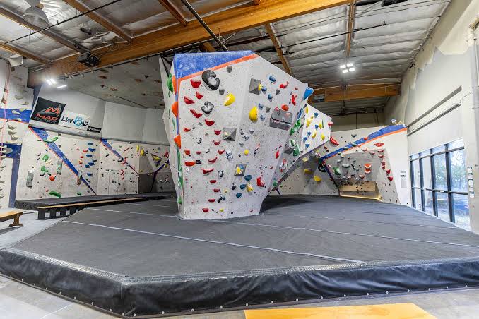 Hangar 18 Indoor Climbing Gym - Long Beach