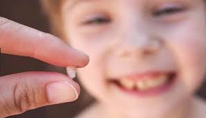 Wanita tersebut tak malu menunjukkan penampilannya tanpa gigi palsu. Arti Mimpi Gigi Copot Menurut Para Ulama Islampos