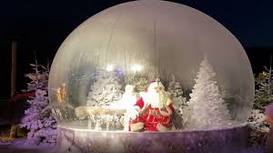 With tim allen, judge reinhold, wendy crewson, eric lloyd. Santa Greets Children In Giant Covid Safe Snow Globe Video Abc News