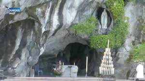 Chapelet animé par les équipes de retraite dans la ville en direct de la grotte, pendant le pèlerinage du rosaire, filmé par tv lourdes le chapelet sera. Lourdes Direct Messe Et Priere Depuis La Grotte De Lourdes