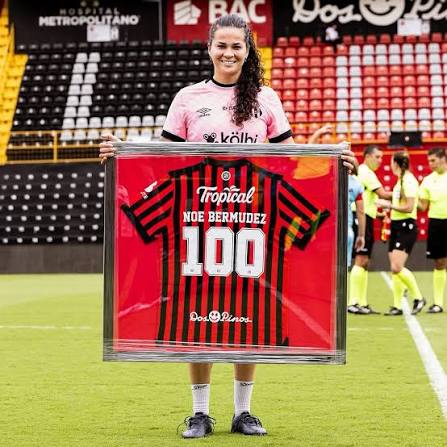 Jugadores - 🧤 Noelia Bermúdez llegó a cien partidos con la camiseta de  @alajuelense_oficial La portera mundialista de la Selección Nacional de  Costa Rica en los años 2014 y 2022 se ha