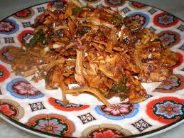 Potong potong tempe bentuk bata ( sesuai selera ) dan goreng 1/2 matang ( sebelum kering ). Tempe Goreng Pedas Myresipi