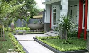 Pohon hias palem, tanaman yang menyerupai pohon kelapa ini tapi memiliki buah yang kecil sangat cocok bila ditanam di sekitar halaman rumah. 20 Desain Taman Rumah Minimalis Yang Banyak Digunakan
