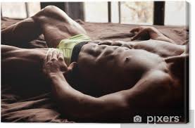 1/6 auf was männer stehen 79 prozent wünschen sich öfter oralsex. Leinwandbild Muskulose Junge Sexy Mann Liegt Auf Dem Bett Pixers Wir Leben Um Zu Verandern