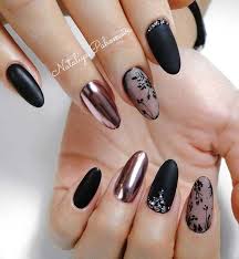 Diseños de uñas decoradas con lunares. Totally Cool Black Nails Designs Inspiration Luxury Nails Black Nail Designs Nail Art Designs