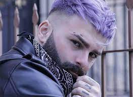 Il est particulièrement facile de réaliser une teinture de cheveux pour homme grâce à des crèmes repigmentantes, aux pigments proches de la couleur d'origine du cheveu. Pin On Coloration Cheveux Pour Les Hommes