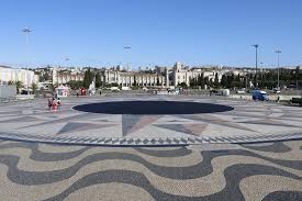 Padrão dos descobrimentos by tony via flickr: Rosa Dos Ventos Esta De Luto A Porta Do Padrao Dos Descobrimentos Renascenca
