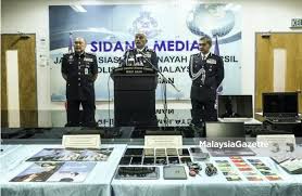 Seorang conman / scammer ini menyatakan dia bernama chris lawson dari san jose, california, seorang lelaki british untuk membayar £ 1,295 untuk membetulkan balik masalah komputernya. Sindiket Penipuan Pelaburan Aliexchange Scam Rm4 7 Juta Mycryptoversity