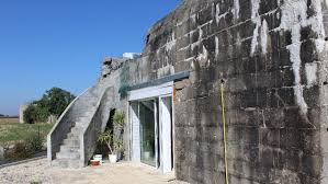 Péniche à vendre et bateaux fluviaux, annonces pour acheter péniche aménagée habitable ou bateau fluvial occasion en france, belgique, paris. Ce Bunker Habitable Peine A Se Vendre Pour 214 000 Euros Figaro Immobilier