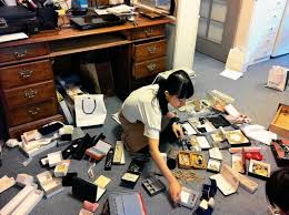 Misalnya saja, warna yang saling berbenturan, pencahayaan yang buruk, hingga tumpukan barang yang berantakan. Berkat Teknik Merapikan Rumah Berantakan Konmari Cewek Jepang Ini Berlipat Lipat Lebih Berbahagia
