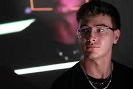 Photographer/cameraman seeking housing in budget range