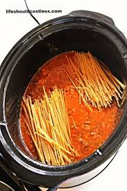 Crockpot Spaghetti It S So Easy And Delicious It Will Be On Your Dinner Rotation In No T Crockpot Spaghetti Crockpot Recipes Slow Cooker Crockpot Recipes Easy