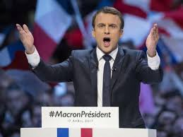 Macron, ha fatto sapere l'eliseo, ha poi continuato la visita. Macron Saluta La Folla Colpito Con Uno Schiaffo Corriere Nazionale