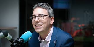 Interessekonflikt bei Iwwersetzungsapp: Sven Clement schwätzt vu  "Paparasseproblem"