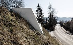 Er ist in seiner art absolut einmalig und wohl der originellste geschlossene veranstaltungsort in graz. Haus Bauen Ideen Haus Im Berg Gebaut