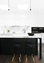 Cuisine Noire Et Blanche Ilot Avec Plan De Travail En Marbre White Shaker Kitchen Cabinets White Shaker Kitchen Black Kitchens