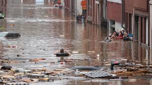 Quai de la rive gauche de la meuse entre le pont de. Inondations En Belgique Au Moins Neuf Morts Et Quatre Disparus Liege Et Namur Sous Les Eaux