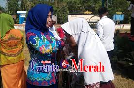 Suatu sore, riska pulang dari sekolah. Gn Ota Pringsewu Glontorkan Bantuan Peralatan Bagi Siswa Miskin Tajam Akurat