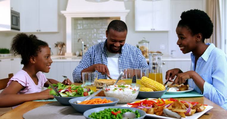 Resultado de imagem para Black family happy good food"