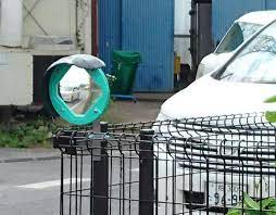 車を運転していて信号のない交差点を曲がる際 壁やフェンスなどが視覚を遮り ちょっと前に出さないと見えないな と感じることが比較的多いのではないでしょうか そんな時はミラーで安全を確認しながら運転することになりますが 自宅の駐車場から出庫する場合は死角